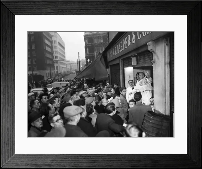 Framed Print : Shoppers looking for a last minute bargain gather around the poulterers stalls in Framed Print : Shoppers looking for a last minute bargain gather around the poulterers stalls in