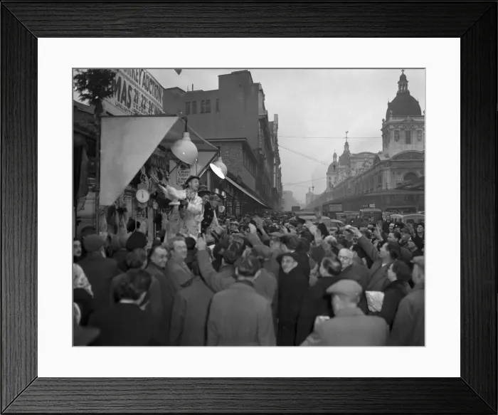 Framed Print : Shoppers looking for a last minute bargain gather around the poulterers stalls in Framed Print : Shoppers looking for a last minute bargain gather around the poulterers stalls in