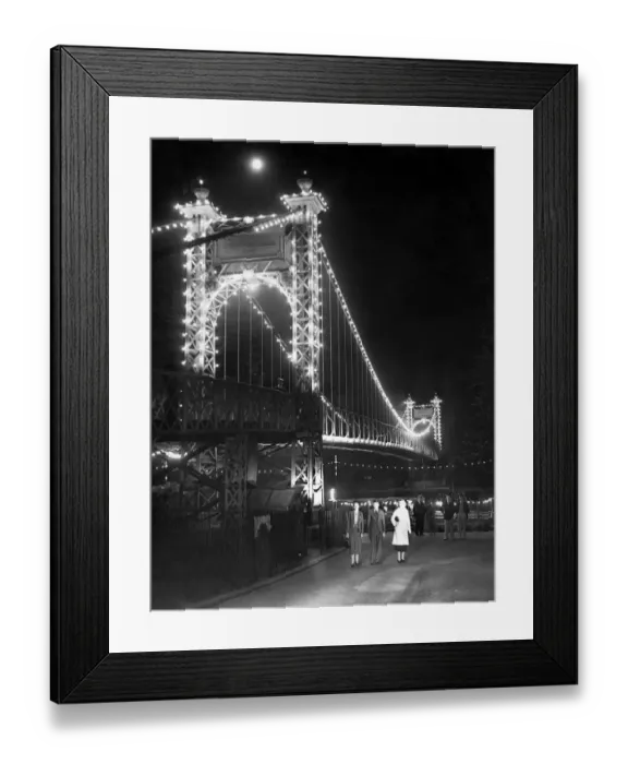 Framed Print : The Suspension Bridge over the River Dee, Illuminated at night, Chester, Cheshire Framed Print : The Suspension Bridge over the River Dee, Illuminated at night, Chester, Cheshire