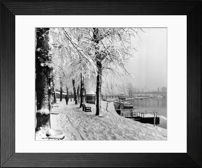 Framed Print : The Groves at Chester under a blanket of snow, Chester, Cheshire, 11th December 1967 Framed Print : The Groves at Chester under a blanket of snow, Chester, Cheshire, 11th December 1967