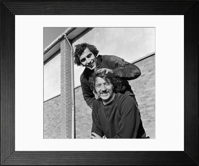 Framed Print : Leicester City goalkeeper Peter Shilton with Frank Worthington on the training pitch