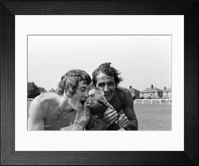 Framed Print : Cooling off after training in a heatwave are Leicester City footballers Steve Kember