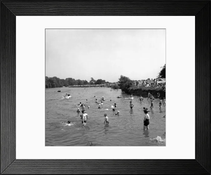 Framed Print : The hot weather over the Whit Sunday brought out the daytrippers to the River Thames