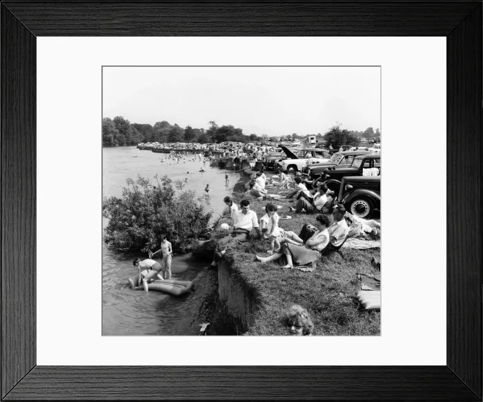 Framed Print : The hot weather over the Whit Sunday brought out the daytrippers to the River Thames Framed Print : The hot weather over the Whit Sunday brought out the daytrippers to the River Thames