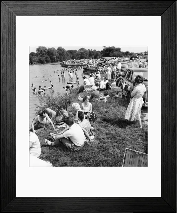 Framed Print : The hot weather over the Whit Sunday brought out the daytrippers to the River Thames Framed Print : The hot weather over the Whit Sunday brought out the daytrippers to the River Thames