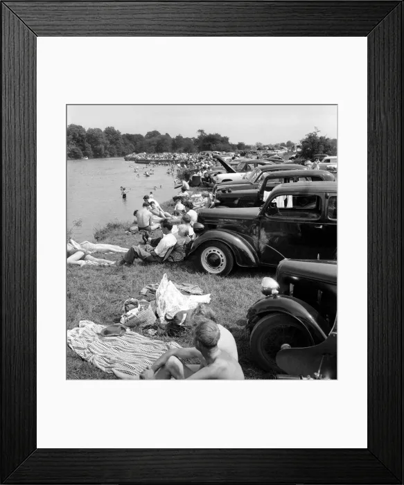 Framed Print : The hot weather over the Whit Sunday brought out the daytrippers to the River Thames