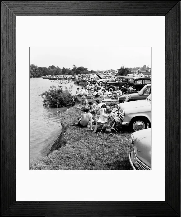 Framed Print : The hot weather over the Whit Sunday brought out the daytrippers to the River Thames