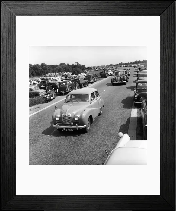 Framed Print : The hot weather over the Whit Sunday brought out the daytrippers to the River Thames