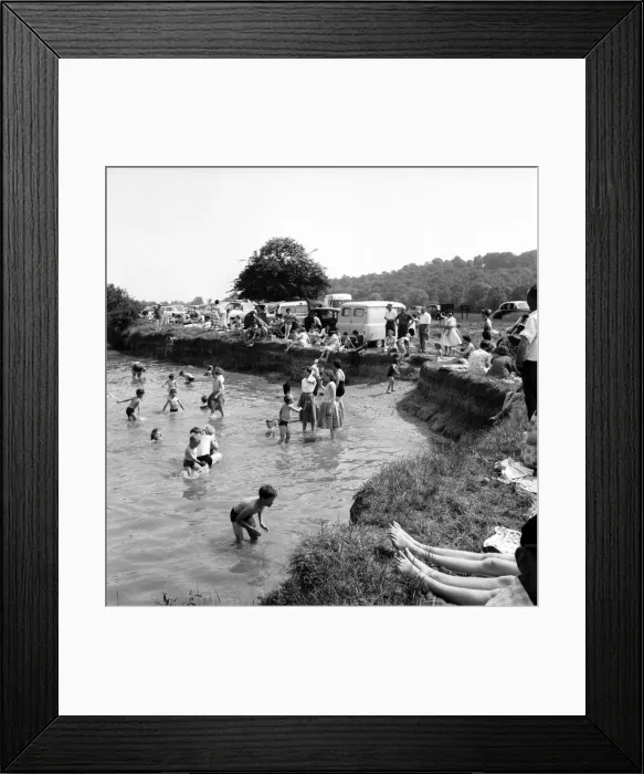 Framed Print : The hot weather over the Whit Sunday brought out the daytrippers to the River Thames