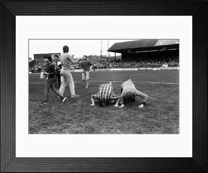Framed Print : Charlton Athletic last match at the Valley Ground before their move to Selhurst Park Framed Print : Charlton Athletic last match at the Valley Ground before their move to Selhurst Park