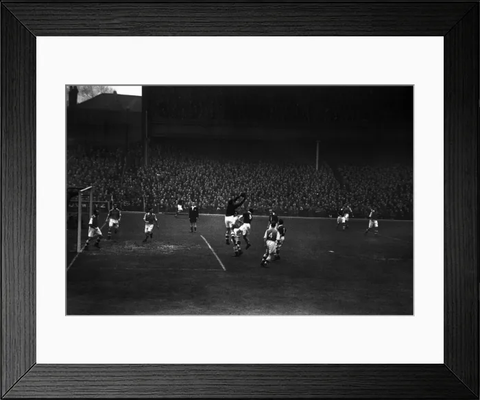Framed Print : English League Division One match at Highbury. Arsenal 2 v Charlton Athletic 3 Framed Print : English League Division One match at Highbury. Arsenal 2 v Charlton Athletic 3