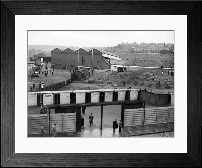 Framed Print : English League Division One match at The Valley. Charlton Athletic 0 v Aston Villa 2