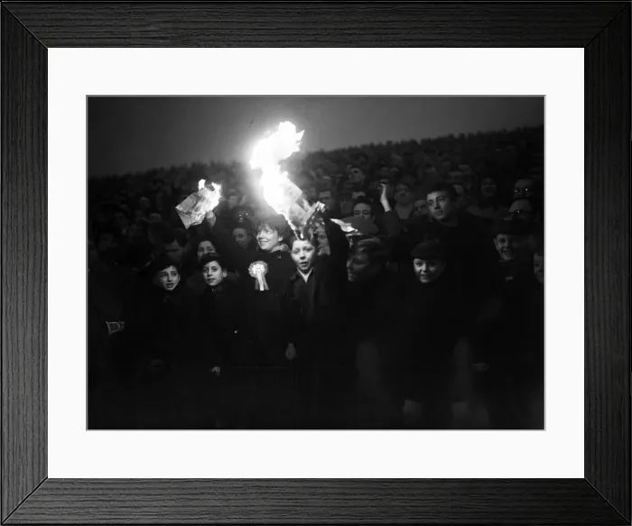 Framed Print : FA Cup Third Round match at The Valley. Charlton Athletic 7 v Burton Albion 0 Framed Print : FA Cup Third Round match at The Valley. Charlton Athletic 7 v Burton Albion 0