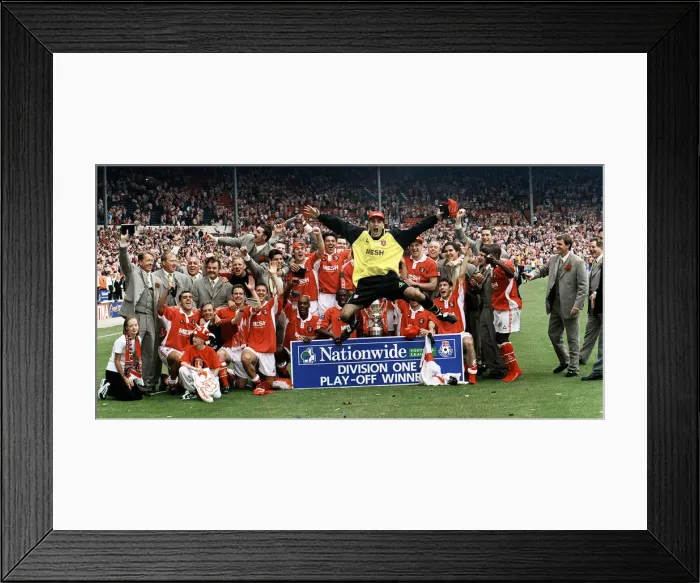 Framed Print : Nationwide Division One Play Off Final at Wembley Charlton Athletic team celebrate Framed Print : Nationwide Division One Play Off Final at Wembley Charlton Athletic team celebrate