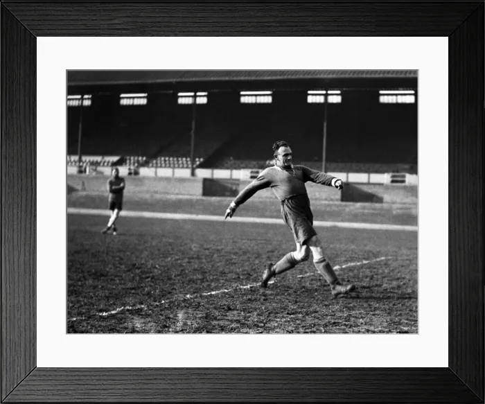 Framed Print : Leicester FC 1930-31. Arthur Chandler training. 1st March 1930 DM17813 Framed Print : Leicester FC 1930-31. Arthur Chandler training. 1st March 1930 DM17813