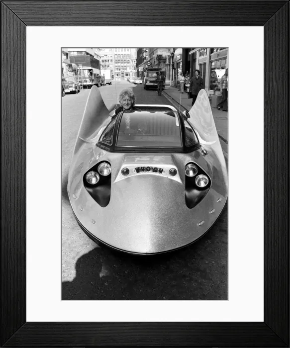 Framed Print : Jon Pertwee, Doctor Who (1970e1974), filming scenes for new Doctor Who episodes Framed Print : Jon Pertwee, Doctor Who (1970e1974), filming scenes for new Doctor Who episodes