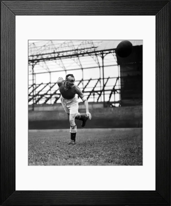 Framed Print : Leicester City footballer Sep Smith in training, circa 1947 Framed Print : Leicester City footballer Sep Smith in training, circa 1947