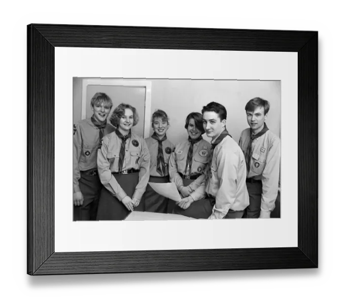 Framed Print : Nineteen-year-old Gary Pearson (2nd right), who has been presented with the Queens Scout Framed Print : Nineteen-year-old Gary Pearson (2nd right), who has been presented with the Queens Scout