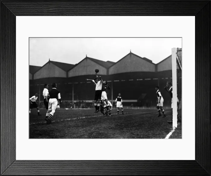 Framed Print : Charlton Athletic and Arsenal in action during a midweek afternoon London Challenge Cup Framed Print : Charlton Athletic and Arsenal in action during a midweek afternoon London Challenge Cup