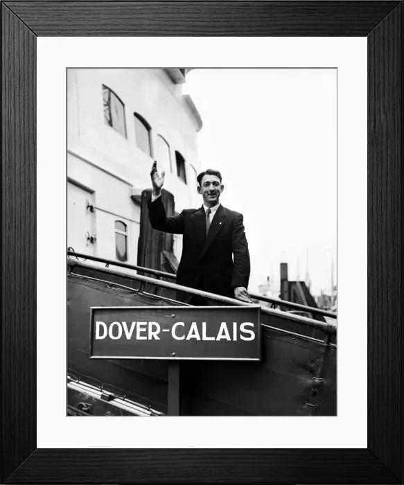 Framed Print : Former Charlton Athletic footballer Eddie Firmani waves goodbye as he boards his ship