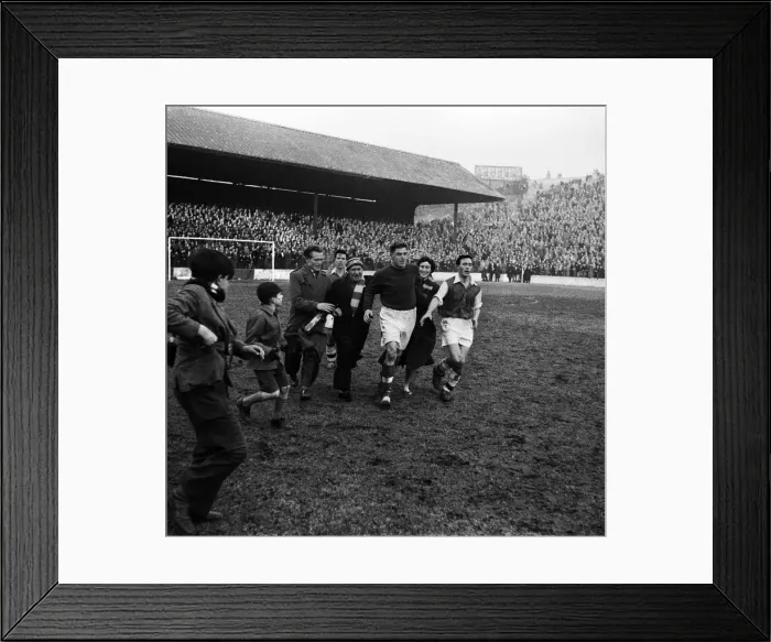 Framed Print : English League Division One match at The Valley. Charlton Athletic 2 v Arsenal 0