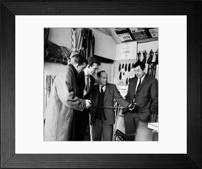 Framed Print : Leicester football team memebers including goalkeeper Gordon Banks pictured at Bob