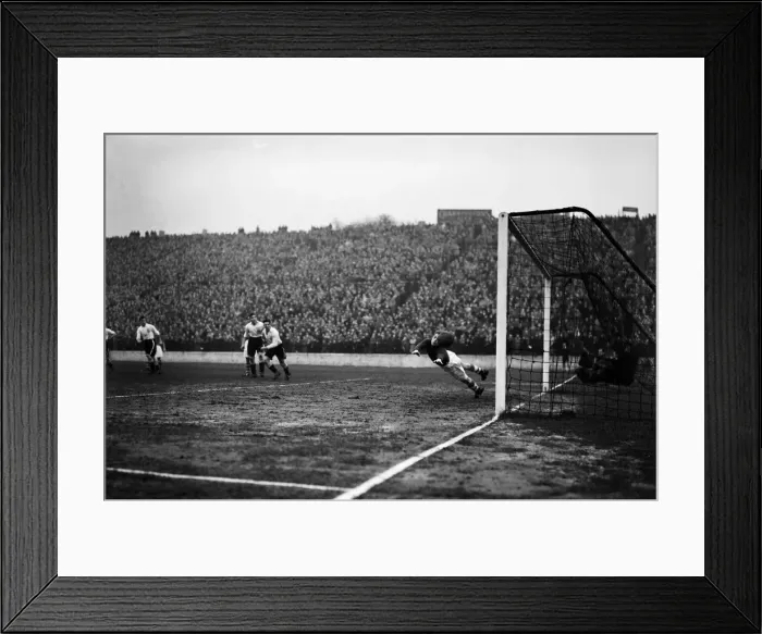 Framed Print : English League Division One match at The Valley. Charlton Athletic 2 v Fulham 1 Framed Print : English League Division One match at The Valley. Charlton Athletic 2 v Fulham 1