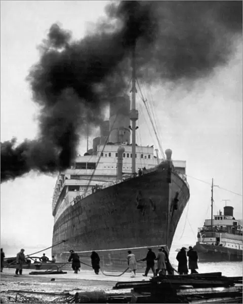 The 45, 000 ton liner Aquitania leaves Southampton dock on her final voyage