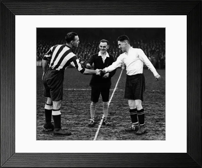Framed Print : FA Cup Fourth Round match at Elm Park. Reading 1 v Sheffield Wednesday 0 Framed Print : FA Cup Fourth Round match at Elm Park. Reading 1 v Sheffield Wednesday 0