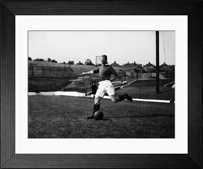 Framed Print : Charlton Athletic footballer Don Welsh in action during a training session Framed Print : Charlton Athletic footballer Don Welsh in action during a training session