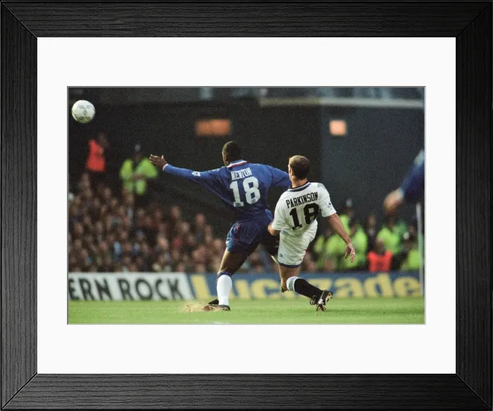 Framed Print : Chelsea 0-1 Everton. League match at Stamford Bridge, Saturday 26th November 1994 Framed Print : Chelsea 0-1 Everton. League match at Stamford Bridge, Saturday 26th November 1994