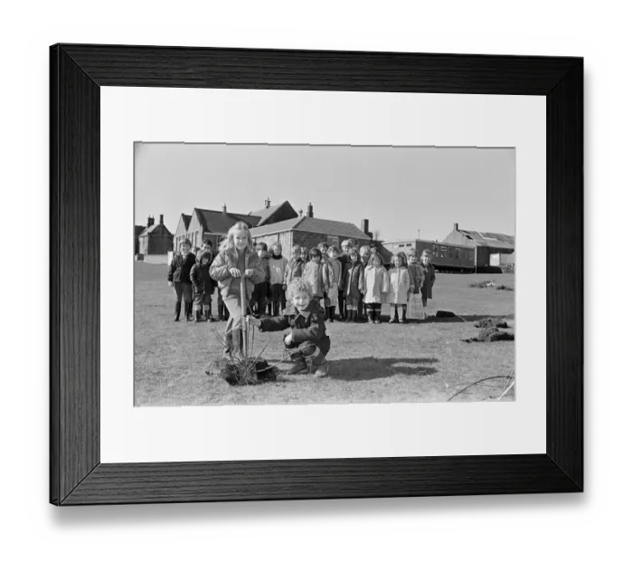 Framed Print : Digging deep - Charlotte Illingworth and Marcus Pound start work on Emley First