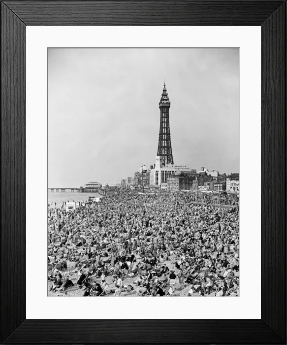 Framed Print : Holidaymakers enjoy the hot weather during the Easter break in Blackpool, Lancashire Framed Print : Holidaymakers enjoy the hot weather during the Easter break in Blackpool, Lancashire