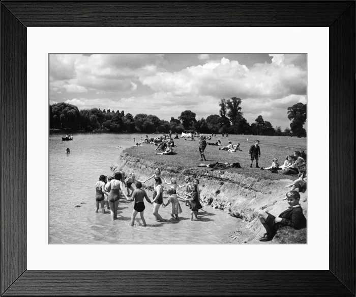 Framed Print : Children paddling in the River Thames at Eton opposite Windsor, Berkshire Framed Print : Children paddling in the River Thames at Eton opposite Windsor, Berkshire