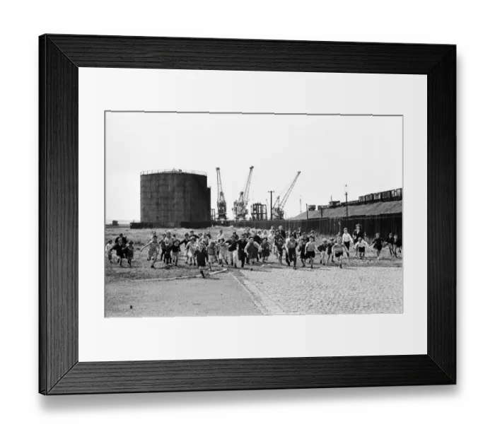 Framed Print : A group of children from Garston, Liverpool enjoy a day out at Sefton Park in the summer Framed Print : A group of children from Garston, Liverpool enjoy a day out at Sefton Park in the summer