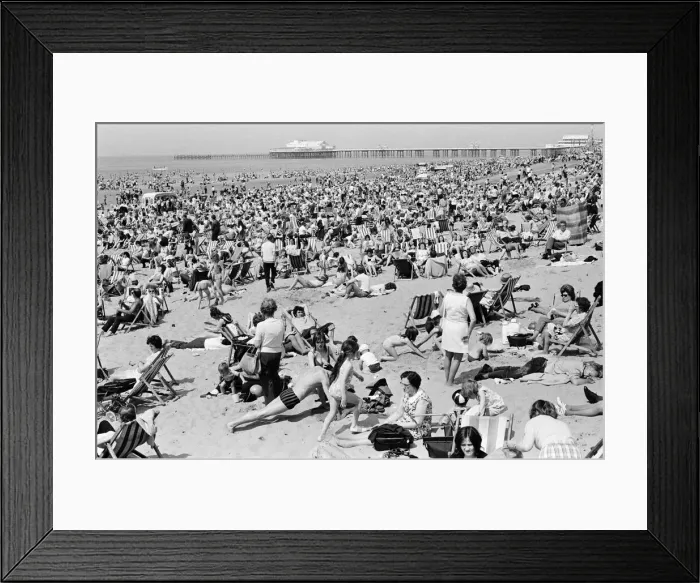 Framed Print : Crowds pack the Central beach at Blackpool on a hot summers day, Lancashire
