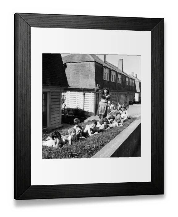 Framed Print : 33 year old Mrs Mavis Graham of Plymouth, mother of 13 children aged from 4 months to 14
