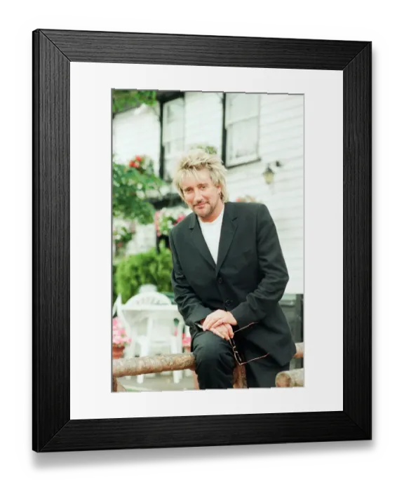 Framed Print : Rod Stewart at The Theydon Oak in Epping Essex, an award winning Restaurant