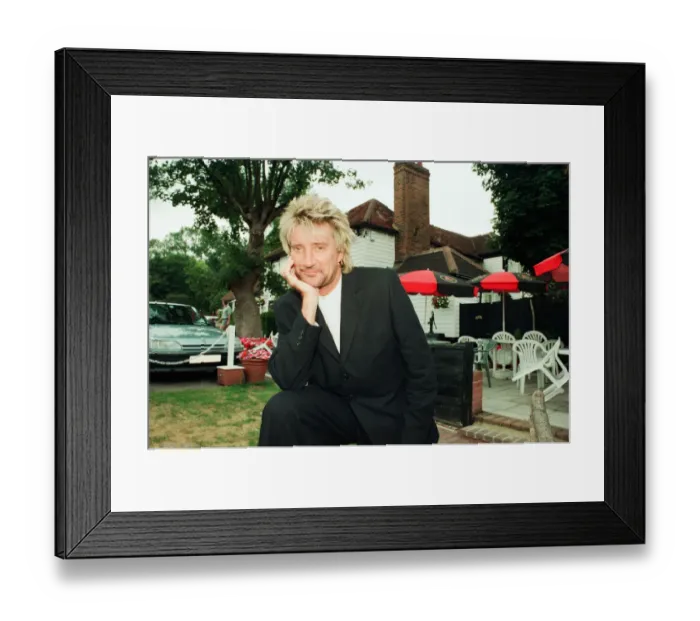 Framed Print : Rod Stewart at The Theydon Oak in Epping Essex, an award winning Restaurant