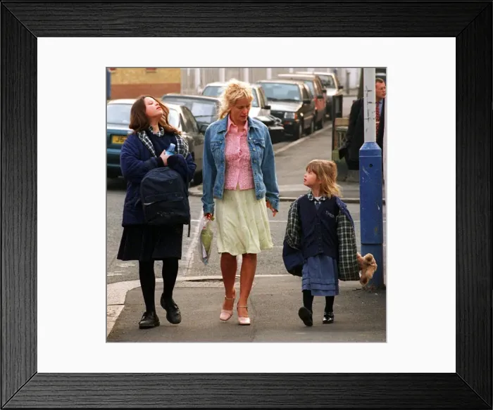 Framed Print : PAULA YATES WALKS TWO OF HER DAUGHTERS FIFI TRIXABELLE AND PEACHES TO SCHOOL TODAY