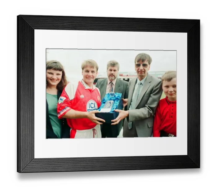 Framed Print : John Hendrie, Middlesbrough Football Player 1990-1996, receves the ICI Player of the Year