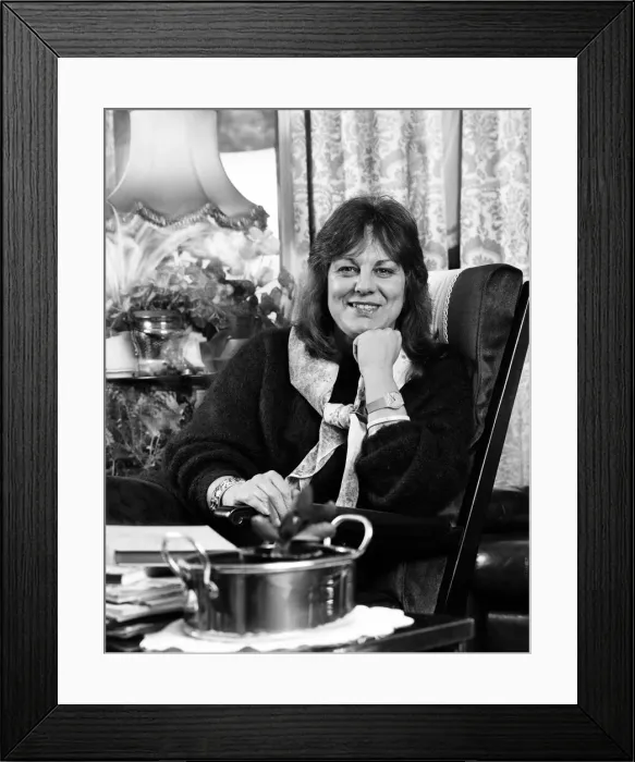 Framed Print : Author Sue Townsend at home. 7th November 1984 Framed Print : Author Sue Townsend at home. 7th November 1984