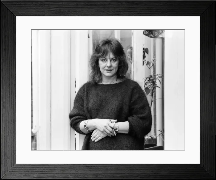 Framed Print : Author Sue Townsend at home. 7th November 1984 Framed Print : Author Sue Townsend at home. 7th November 1984