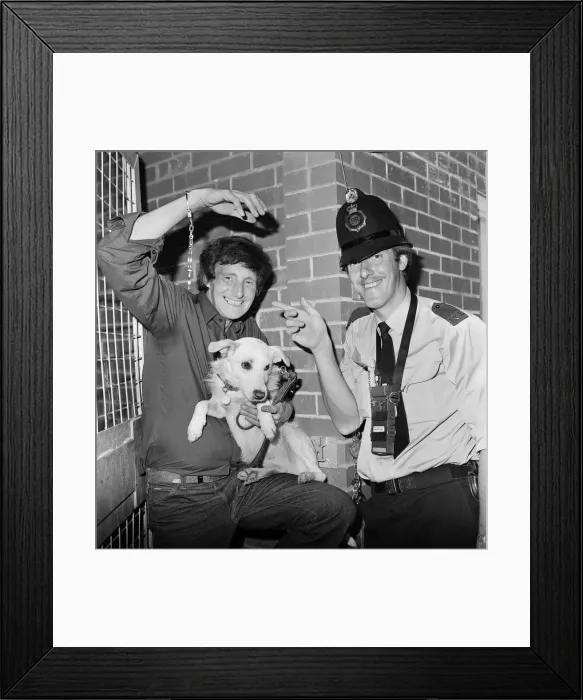 Framed Print : David De Val, Escapologist, 1st September 1983 Framed Print : David De Val, Escapologist, 1st September 1983