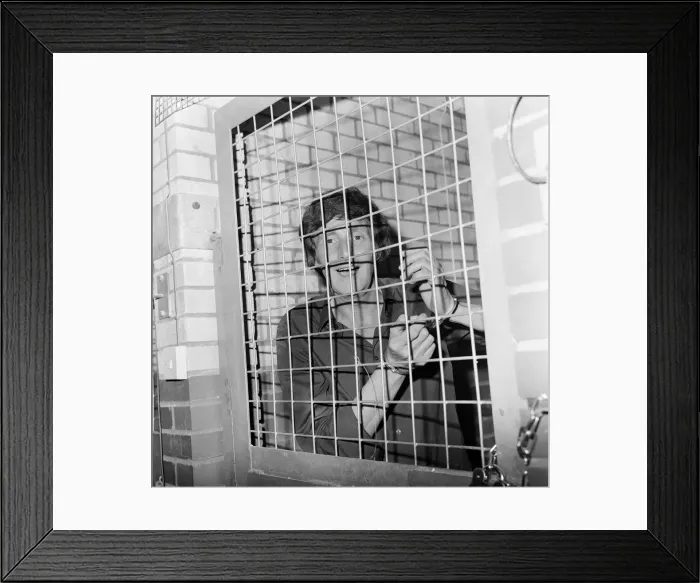 Framed Print : David De Val, Escapologist, 1st September 1983 Framed Print : David De Val, Escapologist, 1st September 1983