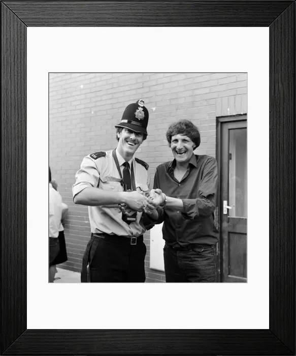 Framed Print : David De Val, Escapologist, 1st September 1983 Framed Print : David De Val, Escapologist, 1st September 1983