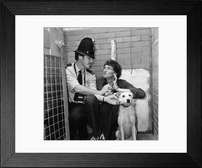 Framed Print : David De Val, Escapologist, 1st September 1983 Framed Print : David De Val, Escapologist, 1st September 1983