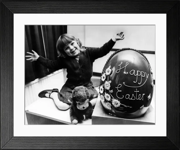 Framed Print : Janette Lee aged 3, from Wallsend, with giant 25ib 30in high Chocolate Easter Egg donated