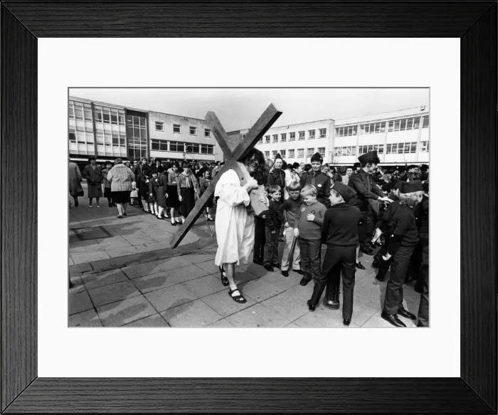 Framed Print : Gordon Simpson carries a 7ft wooden cross during the traditional Procession of Witness