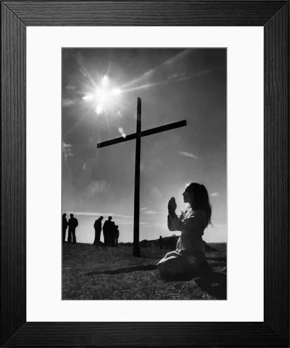 Framed Print : Audrea Thompson prays by the cross mounted on Tunstall Hill, Sunderland, Tyne and Wear